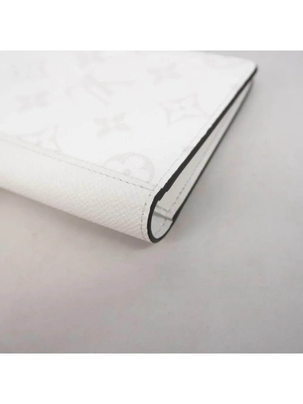 Louis Vuitton Wallet Taigarama Portefeuille Brazza Antarctica